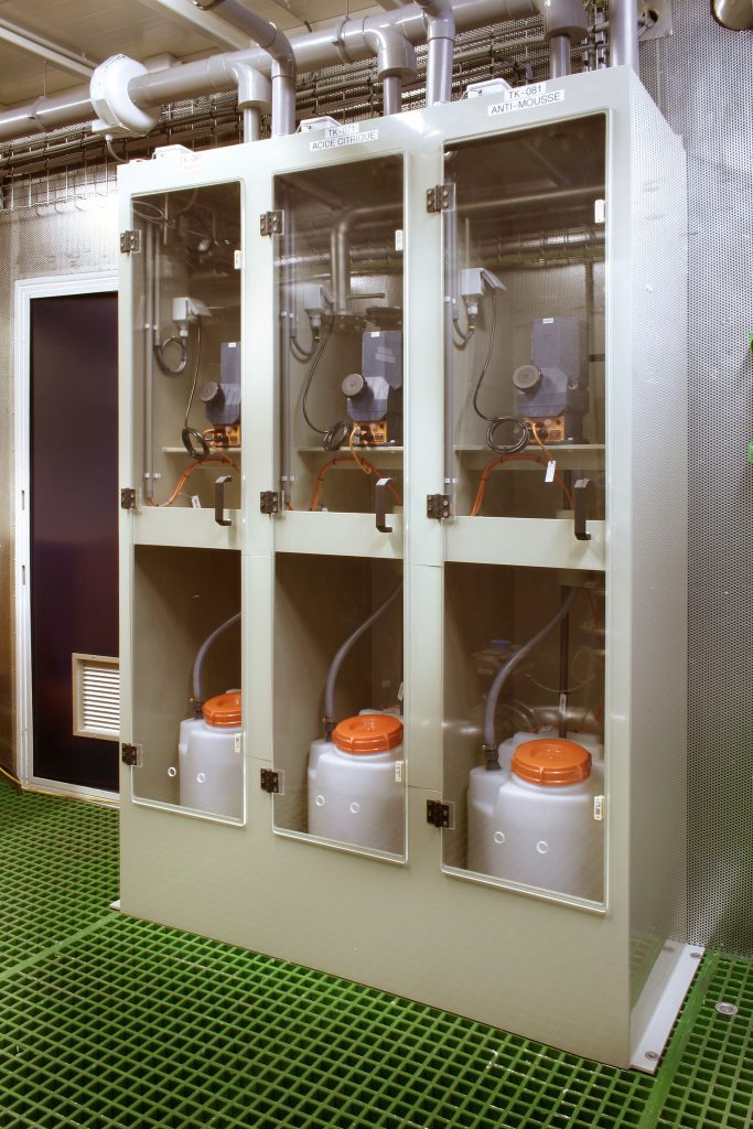 Dosing pump cabinet